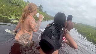 Fui na praia de nudismo com because gostosas fazer Putaria e gravei a porra toda
