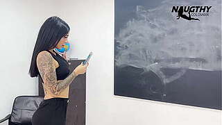Pretty trainer records a porn episode in the classroom